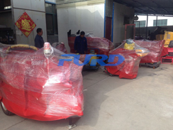 福瑞得機(jī)械座駕壓路機(jī)、大容量灌縫機(jī)，小型灌縫機(jī)包裝完畢準(zhǔn)備發(fā)貨